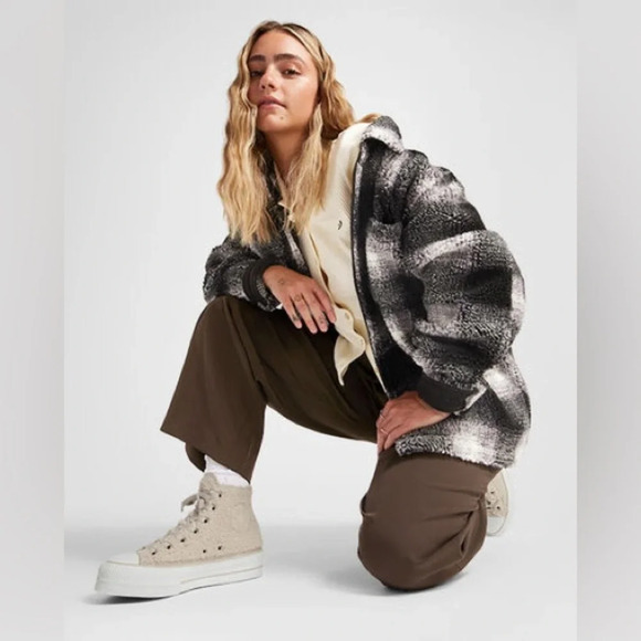 Converse Chuck Taylor All Star Lift Platform Sherpa Shoes Women’s Size 10 Casual - Picture 3 of 16